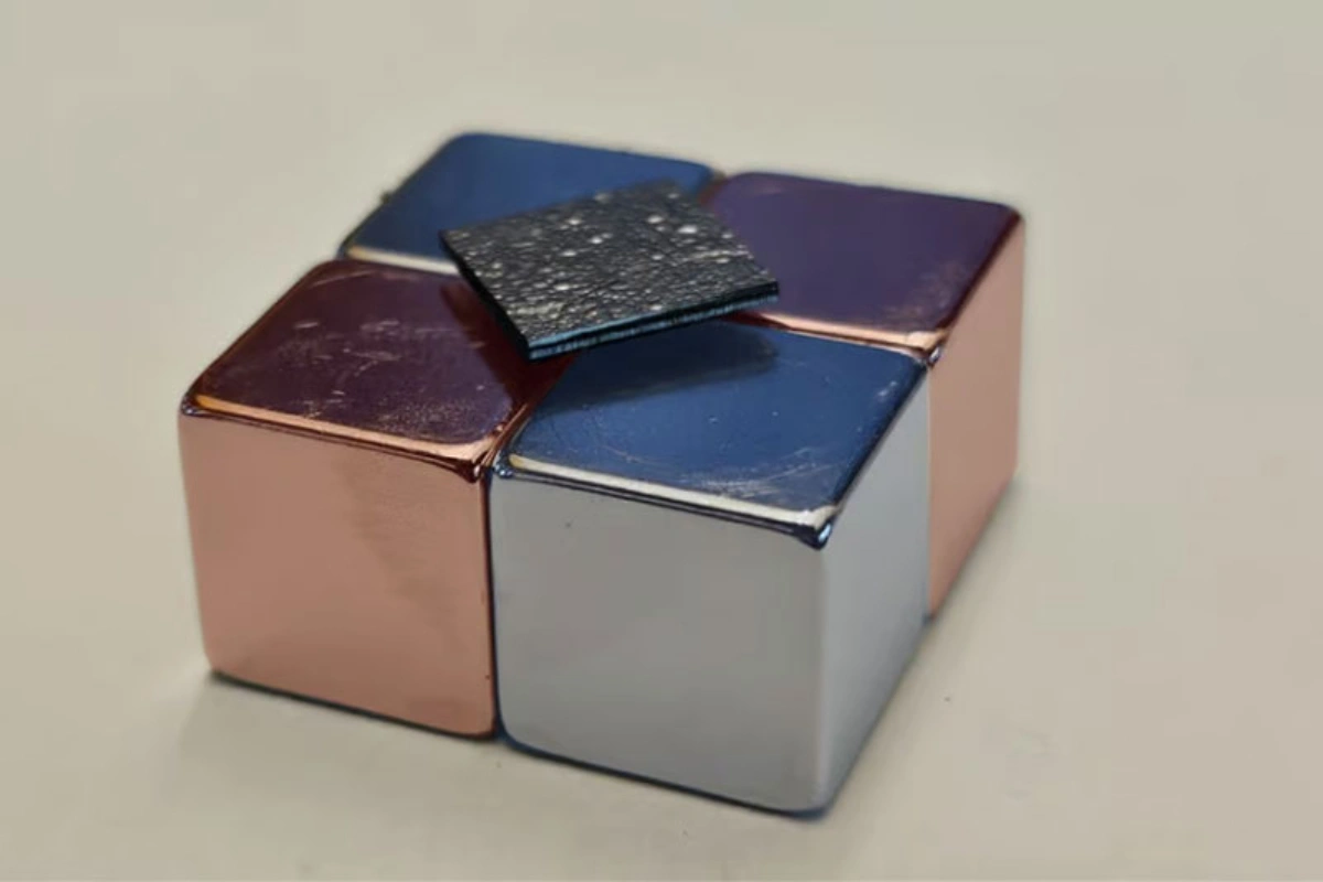 В Японии создали материал с магнитной левитацией без внешнего питания - ВИДЕО